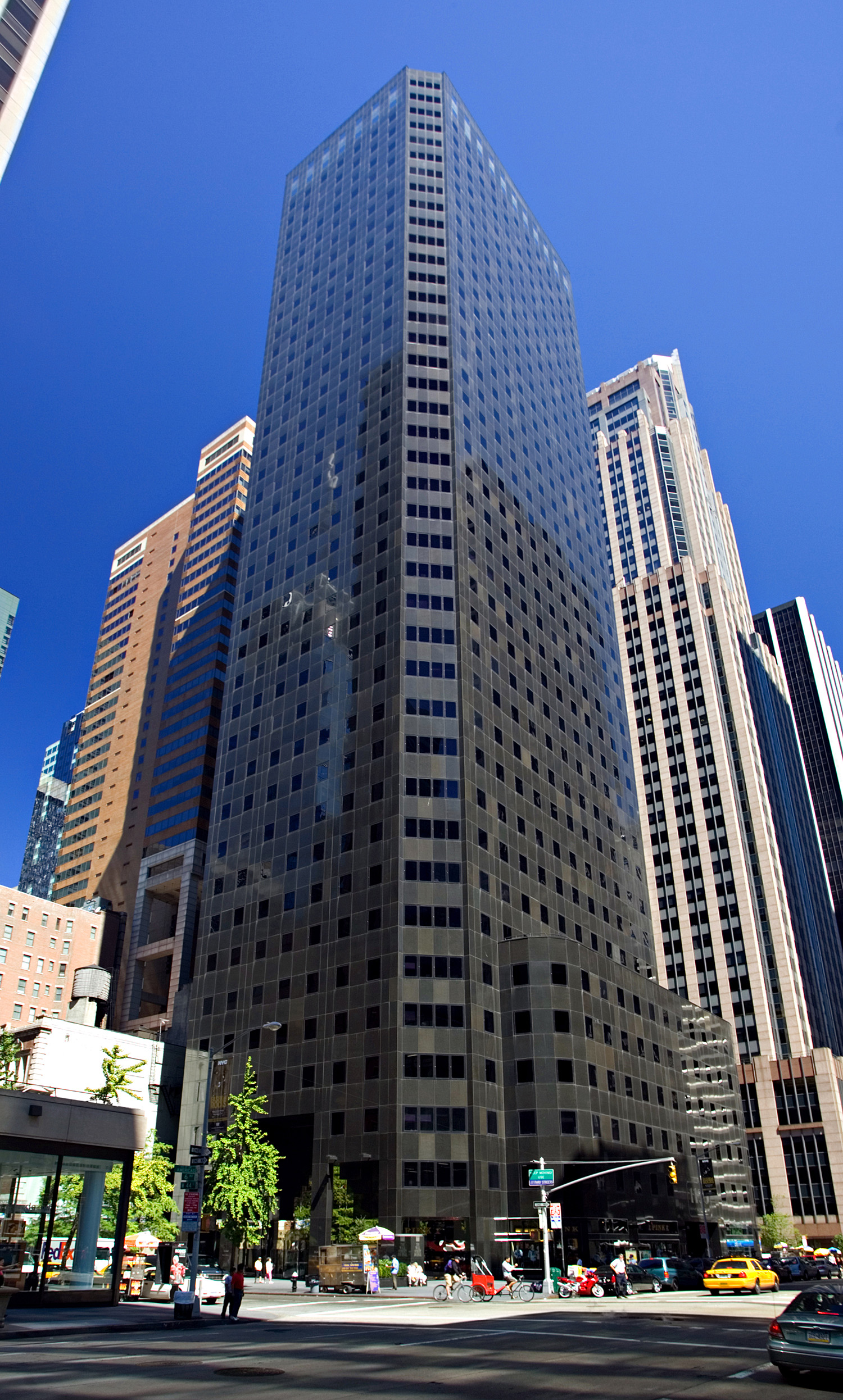 1155 Avenue of the Americas, New York City - View from the south. © Mathias Beinling